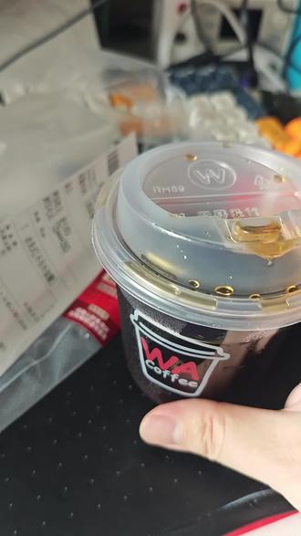 9.9能喝210杯冰美式,怎么都算不明白他咋挣钱 #冰美式 #华莱士咖啡 #9.9的快乐