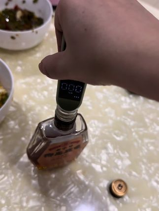 马上年底了应酬多,车上备一个酒精测试仪,总会用的上,爱喝酒的哥们看过来,无论是隔夜酒,还是少量饮酒都可以检测出来,这款防止酒驾自检仪秒出结果,让我们安心驾驶#酒精测试仪 #高精度酒精测试仪#酒精检测#开车不喝酒喝酒不开车