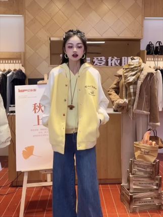 好少见的黄色棒球服外套⚾️,上身真的很显白显嫩很元气耶~#小个子穿搭 #外套穿搭 #亮色系 #棒球服 #今天穿什么