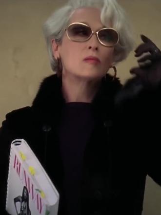 安娜·温图尔:Met Gala是派对?是女魔头的独裁生意 Met Gala的门票10万美金,但你能不能买,全凭一个人说了算。
她就是《穿普拉达的女王》原型安娜·温图尔。30年前,Met Gala不过是场小型慈善晚宴。如今,它成了全球身价最高的红毯,6秒广告位卖到100万美元。
控制嘉宾名单、设计“命题作文”红毯,收回直播版权——安娜凭什么让整个时尚圈乖乖听话?#metgala #安娜温图尔 #财经 #时尚 #blackpink @DOU+小助手 @抖音小助手 @DOU+上热门 @抖音作者助手