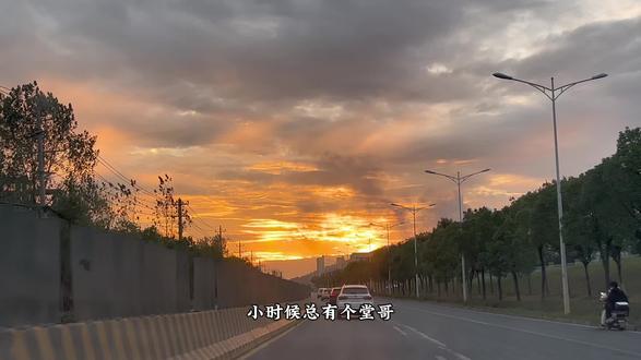 小时候总有个堂哥一年到头看不到人,没结婚也没赚大钱,就是见着了也希跟七大姑八大姨尴尬,说几句话就傻傻的笑着。堂哥少言寡语却也与世无争,村子里有事需要他帮忙,他都会热心前往。众人聚在桌上一起吃饭,他只管吃饭,偶尔有人故意打趣他,他也只是一笑了之。不知道是他活的太失败还是命不好,路被他走得一塌糊涂,人生也输得一败涂地,后来那个堂哥欠了一屁股饥荒,过年的时候也没再看到他。#文案 #情感#生活感悟