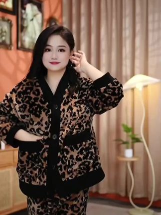 睡衣女半边绒时尚豹纹雪花绒秋冬家居服加绒加厚保暖套装可外穿#睡衣套装 #雪花绒睡衣 #可外穿家居服#半边绒家居服