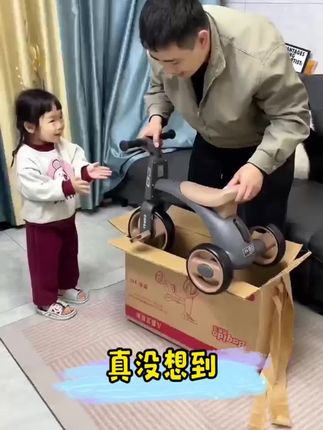 1岁半以后小三轮车就可以给娃安排上了,出门溜娃走哪骑哪真的很酷!每天骑行半小时好处多多,运动量也能轻松达标,睡觉吃饭都香啦! #母婴好物#童车玩具#萌娃骑车#溜娃神器#儿童运动