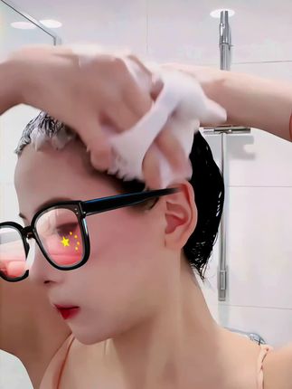 姐妹们,洗头一定要试试这个洗头梳!它可以一边按摩一边洗头,真的太舒服了~用它洗头不仅可以把头皮洗得特别干净,而且还可以给头皮做按摩,真的是太棒了!我每次用它洗头都感觉特别放松,特别解压!如果你也想一边按摩一边洗头,那就赶紧试试吧! #梳子 #浴室好物 #头部按摩神器 #头部护理 #洗头梳子