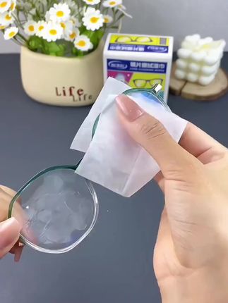 戴眼镜的可以试试这个,别老用布伤到镜面,它不仅能清洁还能除尘去油,小小一片也方便携带#眼镜擦拭湿巾 #清洁用品 #戴眼镜