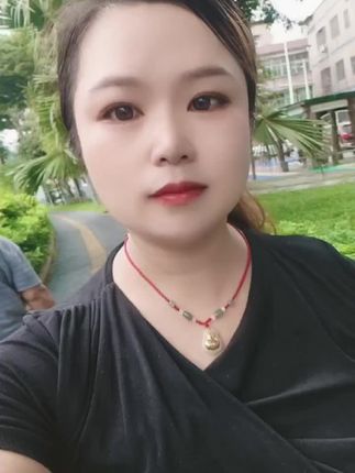 雨中漫步也是一种享受 ,自律遇见更好的自己 。