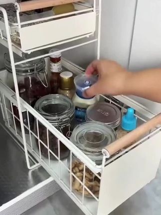 厨房下水槽底下的空间一定不要浪费!这个上下两层推拉的置物架超实用,分类收纳超方便!自从有了它,拿取杯子一目了然,抽拉顺滑,取物方便。完美贴合水槽设计,厨房储物变得整整齐齐。#下水槽置物架 #下水槽收纳 #抽拉式置物架 #下水槽抽拉式置物架 #置物架