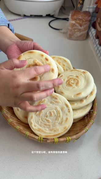 #抖音美食创作者 #创作者中心 #创作灵感 这个白吉饼子,应该在陕西人开的那个店里吃的比较多,家庭版,万物皆可夹!