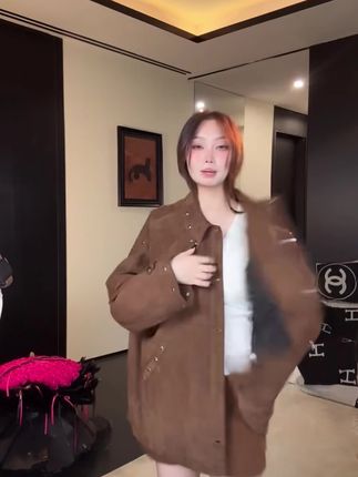 2025春秋季新款设计感韩版宽松复古棕色外套女时尚减龄百搭外套潮#ootd穿搭 #我的ootd穿搭 #这么穿显瘦20斤 #宽松鹿茸皮外套#时髦穿搭
