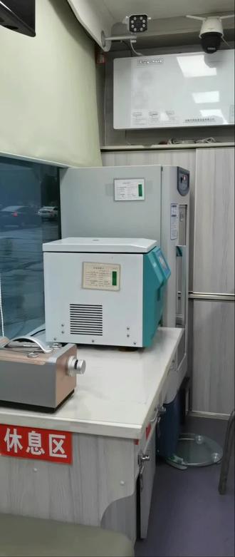 这是一场生命接力!老妈突发状况,急忙打电话叫老徐帮忙把妈妈送到医院,因急需输血需要家属献血病人才能输血,老徐说我不能献血,大哥身体不好,二哥在外地,如果我倒了就没人照顾妈妈了,所以老徐替我献血,当夜医生说妈妈心脏房室传导阻滞情况紧急非常危险,需要做临时起搏器手术,而我们三姊妹商量坚决反对,因为妈妈当时的身体状况根本容不得做手术进重症,所以我们三姊妹只有签字承担风险不做手术,好不容易熬到第一袋血输进妈妈体内,到第二袋血输进去的时候我发现了不对劲,妈妈开始狂躁不安胡言乱语,然后我再查看用药情况,妈妈用了一个叫做异丙肾上腺素的药,这种药是在急救的时候为了维持病人生命体征的药,但是妈妈这种情况已经不容许继续用这种药,因为我无法辨别心脏房室传导阻滞是自身疾病还是重度贫血的应激反应,所以我们三姊妹又商量要求停药,然后医生说了五个非常非常非常非常非常危险,我说我不睡觉和大哥守着妈妈,然后一天一夜妈妈的狂躁我只坐着牢牢盯着心率仪表,总算到了半夜妈妈心率稳了!好在我们三姊妹同心协力,意见统一但凡有一个不同意方案都很难执行下去,终于化险为夷,妈妈在没有受很大的罪恢复了平稳住了一个星期的医院出院了!希望妈妈以后健健康康!长命百岁!