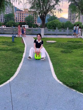 一岁可以玩到四五岁的一款车子,也可以是你家宝宝的学步车溜溜车,室内室外都可以玩,丝滑不卡轮#溜溜车 #学步车里的萌娃