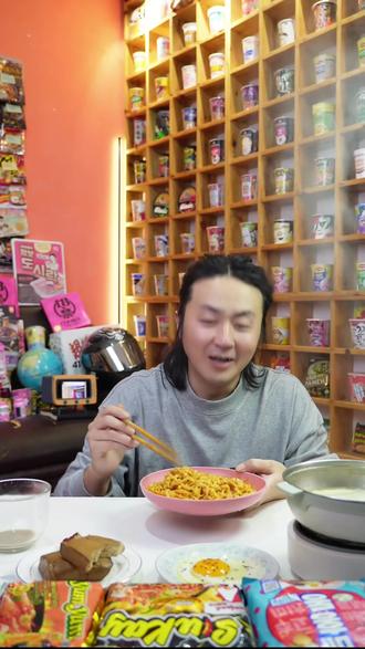 谁懂往酱里麻里面放牛奶的那种无力感 #火鸡面的神仙吃法 #火鸡面 #泡面先生