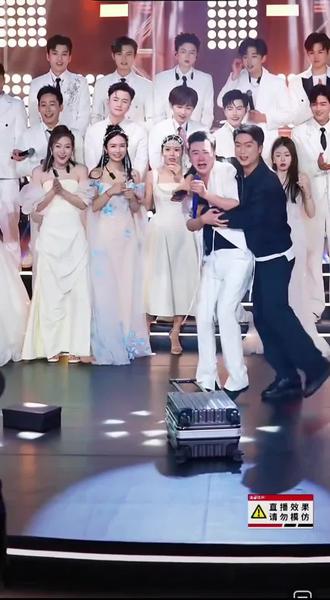 昊文回归,送男神惊喜和礼物出其不意#惊不惊喜意不意外 @昊文🍊星城 @昊文生活号🍊
@昊瀚日常 @昊瀚•星城合伙人