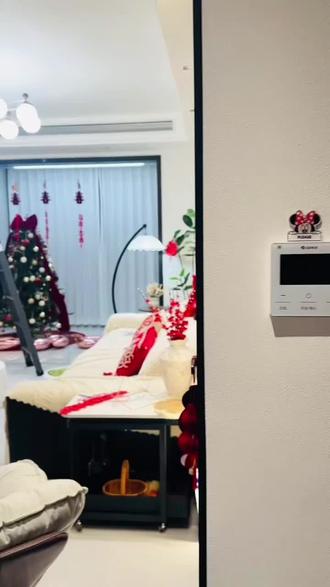 这个KOISBI 双面梯也太绝了!实力与颜值并存的家用梯子
姐妹们,最近马上过年大扫除了,真的需要一款结实耐用的家用梯子,于是我看上了这款KOSIBI铝合金双面梯。
轻巧又稳固的铝合金材质真的深得我心,深灰色的颜色也特别好看!
真心推荐,年底要做清洁的,要买梯子的,入手就选这款KOSIBI双面梯,实用和氛围都拉满~
#KOISBI #家用梯子 #家居必备 #铝合金梯子 #梯子