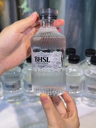 好喝不贵的天然弱碱苏打水,弱碱性口感沁润甘甜解渴解腻关键还便宜,产自我国黄金水源带的长白山脉,每一滴都是大自然的馈赠,很适合饭后餐桌上来一瓶 #苏打水 #天然苏打水