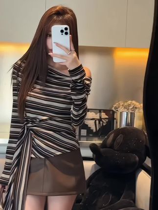 复古条纹针织衫,斜肩设计露锁骨,氛围感拉满#性感小性感 #穿搭ootd #条纹控