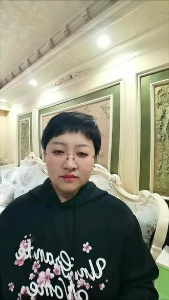 为什么一定要远离独来独往的人?
为什么一定要远离独来独往的人?书中这段话解释的太对了。他说人天生是群居动物,一个独来独往的人非神即兽,绝不是普通人。这种人外表看似随和,其实他们内心非常强大,敢于独自面对生活的风风雨雨。
独来独往的人往往悟性极高,具备敏锐的洞察力,处理问题也快准狠。你貌似永远都看不透他们,既热情又绝情。其实这类人大部分人品都非常好,因为他们不扎堆、不盲从、不喜欢搬弄是非,也不喜欢和虚伪的人打交道,更不屑于去算计他人。他们只结交自己认为值得交往的人,不是因为他们自视清高,而是因为他们内心的门槛极高,不是随便一个人就能进入他们的圈子。只有遇到同类才会展现出他们的热情。
所以你要是没有独来独往的特质,我建议你不要贸然的靠近一个独来独往的人。你的好奇和一切心思都将被他们一眼看穿。#正能量 #情感共鸣#人生感悟#每天学习一点点#dou上热门