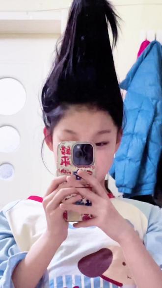 当我把圣诞树放在头上#头顶圣诞树 #看过来 #扎头发 #女儿控 #圣诞的100种打开方式