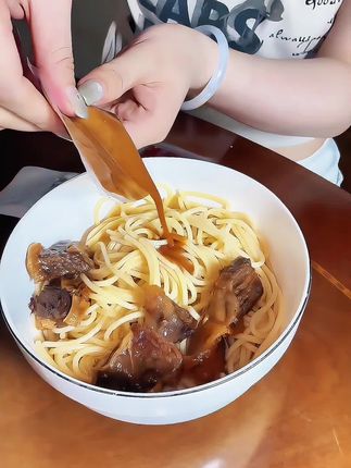 #灵魂宵夜 #热干面 天气热了不爱做饭的话可以试试这个热干面,煮起来简单又快速
