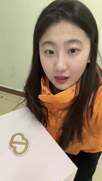 凌晨一点,我突然出现在姐姐的夜班上,手里提着护士鞋中的爱马仕,情人节礼物不一定要男人送!#医护梦中情鞋 #纽乐芙情人节礼盒#纽乐芙小旋风 #护士日行两万步