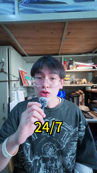slang(24/7)俚语篇 听说学习俚语会对英语更感兴趣哦 还在把 24/7 当成时间比例?其实它是英语里超高频的俚语 意思是 “全天候、随时(all the time, non-stop)”!
这条俚语篇帮你拆透:
✅比如 “这家便利店 24/7 营业“就说 “This convenience store is open 24/7”
✅ 聊工作 “我最近 24/7 忙项目”(I’ve been busy with the project 24/7 lately)
聊爱好 “他 24/7 刷剧”(He watches dramas 24/7)
✅适合朋友闲聊、社交媒体,正式报告 / 面试建议用 “around the clock” 替代
#英语 #校园vlog
#热点 #抖音创作者大会 #开学我又有招了