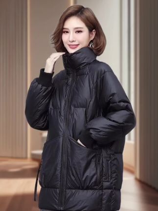 韩系中长款棉服女 大码专属版型,80-160斤都能穿,藏住肚腩、胯宽,显瘦不臃肿。 中长款长度盖过pp,冷风不钻腰,小个子穿显比例、高个子穿更飒。加厚棉填充,保暖不压身,零下5度穿也暖乎乎;软乎乎面料不板结,机洗不变形。 简约韩系设计不挑人,搭卫衣、毛衣、打底都好看,日常通勤、逛吃约会一套就走。基础款配色耐脏实穿,今年穿完明年拿出来还是时髦款。#韩版棉服中长款#时尚秋冬大码棉服#冬季休闲外套#百搭显瘦加厚保暖棉衣#每日穿搭推荐@抖加🔥上热门🔥dou+🔥热点宝