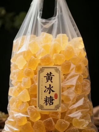 秋冬暖心饮:冰糖炖雪梨,一口润到心底 秋冬季节一到,总盼着能捧上一杯暖乎乎的甜汤,这碗冰糖炖雪梨就再合适不过!慢炖后的梨肉软嫩多汁,裹着清甜的汤汁滑入口中,不齁不腻,喝完从喉咙到胃里都透着舒服的温润感。 做法简单到零门槛: 1. 雪梨洗净后去核切块,和适量冰糖一同放入锅中; 2. 加入能没过食材的清水,大火将水烧开; 3. 转成小火慢慢炖20-30分钟,直到梨肉变得透亮软糯,这道甜汤就做好了。 冷风吹来时,端着一碗热乎的冰糖炖雪梨,暖了手也暖了心。不管是当作日常甜品,还是偶尔解馋的饮品,都能给秋冬添一份惬意。秋冬想喝甜汤,选它准不出错! #黄冰糖 #冰糖 #老冰糖 #冰糖炖雪梨 #秋冬养生饮品