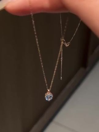 姐妹们,这条爱心项链真的好多人问,它上面是这种蓝眼泪的贝母,在光线下就会折射出这种很清冷的感觉。#时尚饰品 #项链 #好漂亮好漂亮好漂亮 #项链控 #超闪