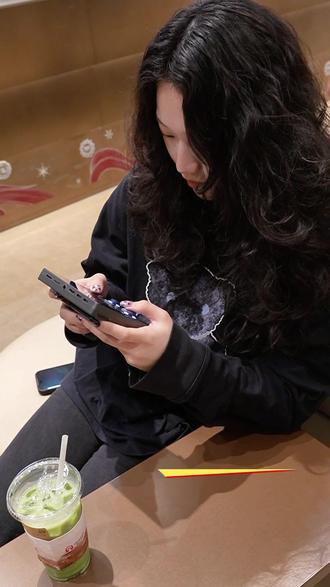 朋友来家里尴尬没话题? 投屏120寸,双人同玩零延迟,气氛直接拉满!#游戏 #游戏掌机 #童年游戏 #3a游戏 #softbox