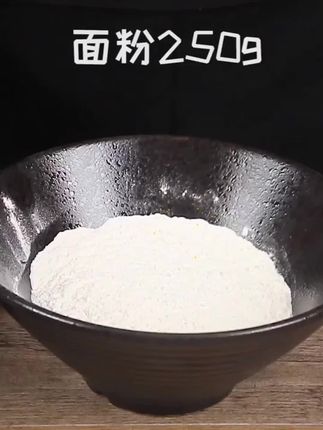 本来是我屯的管理期的香酥焦饼。结果被我妈妈吃光了焦香酥脆,没有蔗糖,没有防腐,配料表干干静静的,饱腹感超强咸香酥脆的,晚上饿了来几片好吃没负担,他是非油炸的,低温烘烤的吃起来就是本身的味道和芝麻的香味,因为没有各种防腐剂所有口感纯粹,,现在厂家做活动,又屯了好几箱,真的是太划算了