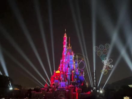 📍🏰𝑫𝒊𝒔𝒏𝒆𝒚 𝑾𝒐𝒓𝒍𝒅
总要去一趟HongKong 🇭🇰吧
看看动画片里现场版的魔法城堡🏰
迪士尼乐园不只是孩子的童话
也是大人的梦想#烟花烟花 #观众视角 #迪士尼烟花秀