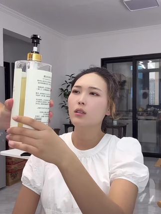 这个沐浴露真是绝了 用它洗完被窝儿哪哪都是香的 山茶花香沐浴露,大容量,这个价太给力了!#洗护好物 #山茶花沐浴露 #留香型沐浴露