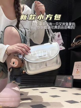 背出去赚足回头率的小方包来咯 气质又百搭 上身妥妥的时髦精#爆款热卖中 #女包推荐 #时髦精look被我轻松拿捏