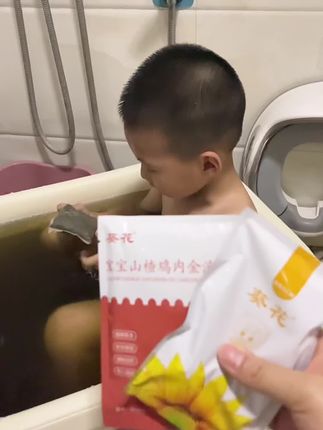 小朋友马上就要上幼儿园了,提前泡泡澡到时候可以省心很多,三伏天宝宝泡澡好处多多哦!