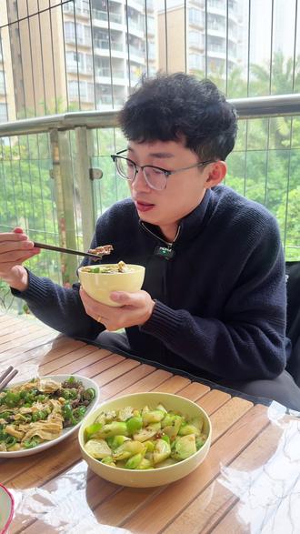 木菜板怎么选?又被我学到了! 木菜板只要选对材质,用完及时清洗,并没大家想象中那么容易发霉。
#菜板 #木菜板 #菜板选什么材质 #整木菜板 #花梨木菜板