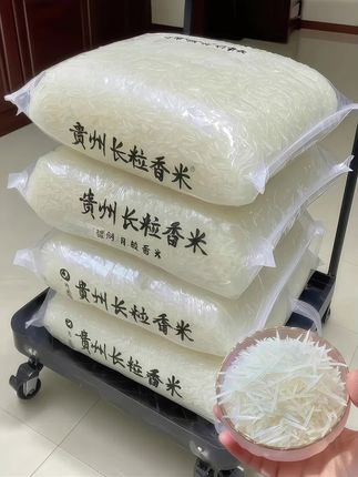 这个米 我吃过一次, 我妈让我回购 3袋, 这款米白米 饭都嘎嘎好吃!来自贵州山水间的长粒香米, 阳光雨露精心滋养。米粒修长饱满 , 煮饭时香气四溢,饭粒松软有嚼劲,每一口都是自然馈赠的纯粹米香,带你领略贵州的独特风味。每一袋都是当季新米新鲜现磨的 , 开袋清香, 电饭锅一煮满屋飘香,口感 软糯香甜, 越吃越香!/#长粒香大米 #贵州新大米 #长粒香米 #猫牙米 #优质农产品