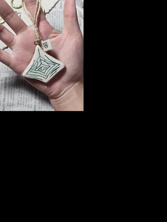 惊!这个小纹样是怎么变身粘土能量牌的?⚡ 先来和面: 召唤尘封粘土🧱 + 咖啡渣续命☕!(环保小妙招get✅) 注入神奇手法——擀面大法🍜!加水的量要如春日细雨☔,让黏土在温柔乡里苏醒,揉到软糯Q弹就收手~
第二步: 纹样出击!(用我原创那组小火的图,就是说自己带自己~)没有硫酸纸?热缩片变救星!🌟 画完轮廓记得自动胖3mm,剪下来盖粘土上。切边口诀:45°角、慢点推,稳赢!
第三步: 边角手动磨皮!别偷懒,磨平=后续抛光省时⏳!光滑圆润才显贵~肉嘟嘟的谁不爱~
第四步: 晾晒界的躺平哲学!🌤阴干/晒干都行,但记住要当煎饼师傅🥞——勤翻面! 半干翘边?压压它,主打一个物理驯服!
第五步: 注入纹样!💧喷水雾唤醒粘土肌,纸巾轻压吸到“微润感”,拓印or大神手绘——你的DNA动了吗?
第六步: 封印高光时刻✨蓝晒液晒完,用双氧水喷湿,再用纸巾快速按压!等带干透后刷亮油!质感飙升的关键步骤!穿绳秒变项链/钥匙扣——通勤包上的小确幸!🎯
彩蛋掉落: 3步搞定的冰箱贴🧲(有手就会,下期开课!)
大家有特别喜欢哪个纹样?欢迎点菜!👇
#手工diy #手绘 #原创手作 #文创 #手作饰品