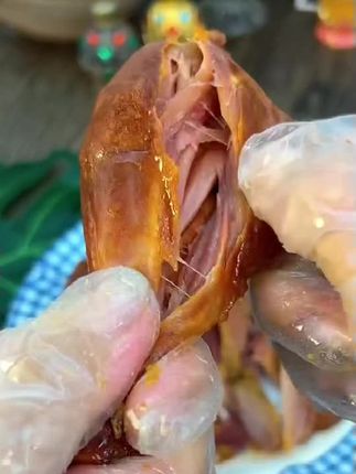 #减脂餐 鸡胸肉吃腻了,试试这个#去皮鸡腿 #妈呀太香了 #开袋即食 两个口味都好吃,一秒脱骨,作为#蛋白质 补充也不错。