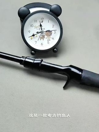 鱼竿专用的棕榈蜡擦到竿子上,等十五分钟成膜再用干净的布或海绵擦一擦就完成了,有了棕榈蜡的涂层,不挂水润滑耐磨损还有一定的防晒力,延长鱼竿使用时间#路亚竿保养#路亚竿棕榈蜡