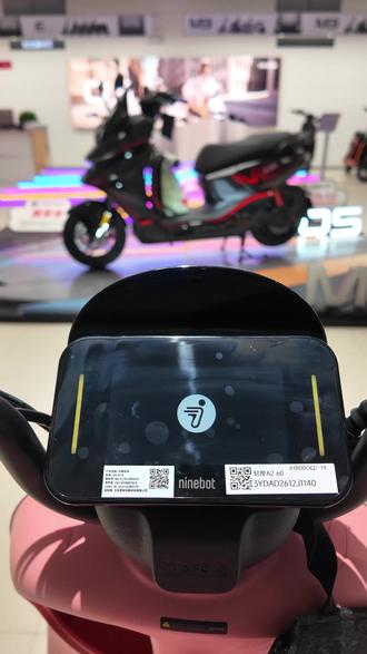 九号A260上的耳朵开关有什么用4.3寸仪表上的按键功能讲解 东莞哪里可以提九号A2 60,认准南城生活馆。今天带大家熟悉一下九号新的4.3寸仪表这些按键都有些什么功能。新增的耳朵开关,主要是外形上更圆润,贴合女性用户的需求,整体交互逻辑与小Q几乎一致,自定义主题、音效、壁纸不要太简单,按键操作也非常的简单方便,上手没有难度。这样一台萌萌哒的A2 60你女朋友一定喜欢。
#东莞南城九号大聪明 #九号大聪明 #九号真智能 #九号电动车