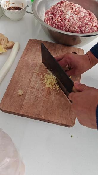 每天都在吃的路上,分享给爱吃的老板。#上热搜同城热门#油炸肉圆子家常做法 #油炸肉圆子家常做法 #在家做美食 #制作过程