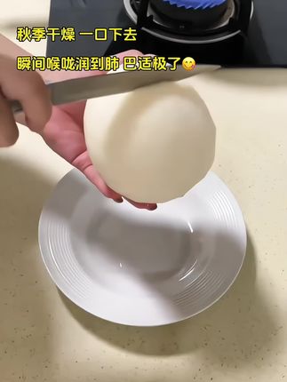 等了一年的秋月梨,一口下去满嘴都是清甜的梨汁!心心念念的秋月梨终于来了!太太太水润了!又大又甜!一太满足了!#新鲜采摘 #应季水果 #梨 #强烈推荐 #秋月梨