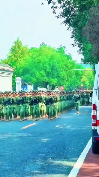 身着戎装,报效祖国。#保家卫国 #正能量 #抖音二创激励计划 #中国军人 #参军入伍