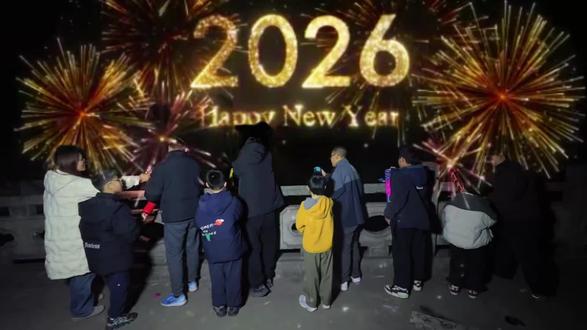 手持加特林🎆在七彩祥云下🌈祝我们都幸福呀#烟花盛宴