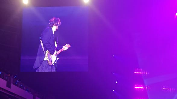 伍佰演唱会#舞台灯光一打,我这头发就自动立起来,伍佰老师一弹吉他,我的DNA直接动了。谁懂啊,这紫色的光,照得我像在参加摇滚界的“选美大赛”,结果评委是自己,还拿了全场最投入奖。#伍佰演唱会#摇滚现场#DNA动了