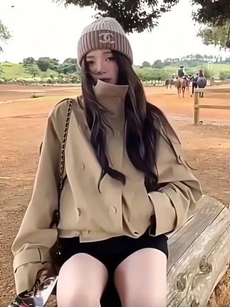 小个子女生必入的2025春秋新款卡其色立领短风衣!双排扣设计,韩系宽松超显气质!#外套穿搭#ootd穿搭 #通勤搭配 #小个子显高显瘦穿搭 #韩系穿搭