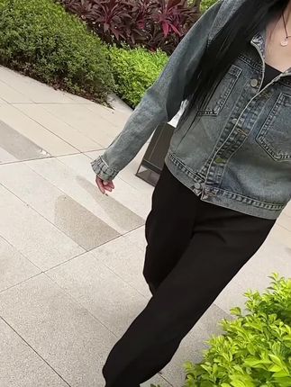 人生哪有白走的路,每一步都是成长,你要把头抬起来,一直往前走,天总会亮的。一辈子很短,要好好爱自己,你的优秀要遇到识货的人,你的真诚要遇到珍惜你的人,你的善良要遇到感恩的人。谋生的路上不抛弃良知,谋爱的路不放弃尊严。#时尚感港味复古牛仔外套#设计感小众夹克牛仔上衣#穿搭#休闲穿搭
