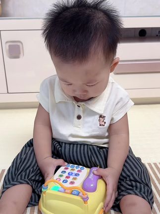 多亏了这个电话车,宝贝爱不释手,再也不抢大人手机了好认真的在玩,能听儿歌故事,琴音趣味绕珠,锻炼宝宝小手精细动作,便宜快给娃入手!#哄娃神器#自己玩的不亦乐乎#电话车玩具