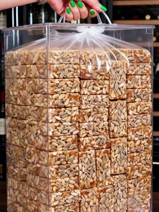 瓜子酥片:一口香甜的休闲美味  精选饱满葵花籽仁,匠心制成酥脆薄片,每一口都能嚼到颗粒分明的果仁,香甜不腻,口口满足。无需剥壳,即开即食,无论是日常追剧、办公解馋,还是朋友小聚分享,都是绝佳选择。  作为特色休闲零食,它不仅口感酥脆,还能快速补充能量,夏日午后搭配茶饮,瞬间驱散疲惫。独立包装方便携带,防潮锁鲜,让你随时随地享受这份香脆美味,是居家旅行、馈赠亲友的优质特产之选。#美味零食 #强烈推荐 #好货推荐 #好吃到停不下来