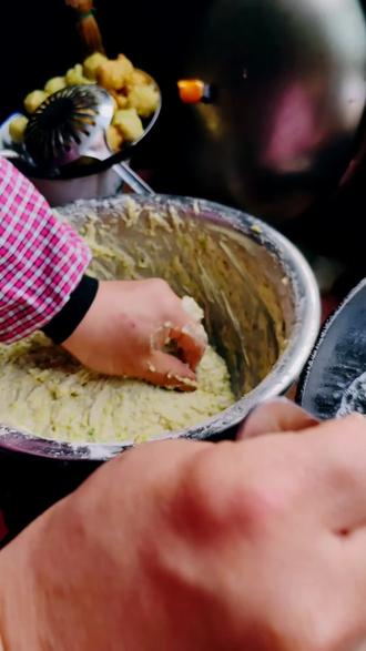 戒掉外卖,回归厨房。
人间烟火气,最抚凡人心#又香又脆的丸子 #汆丸子 #美食制作分享 #纯手工制作美食